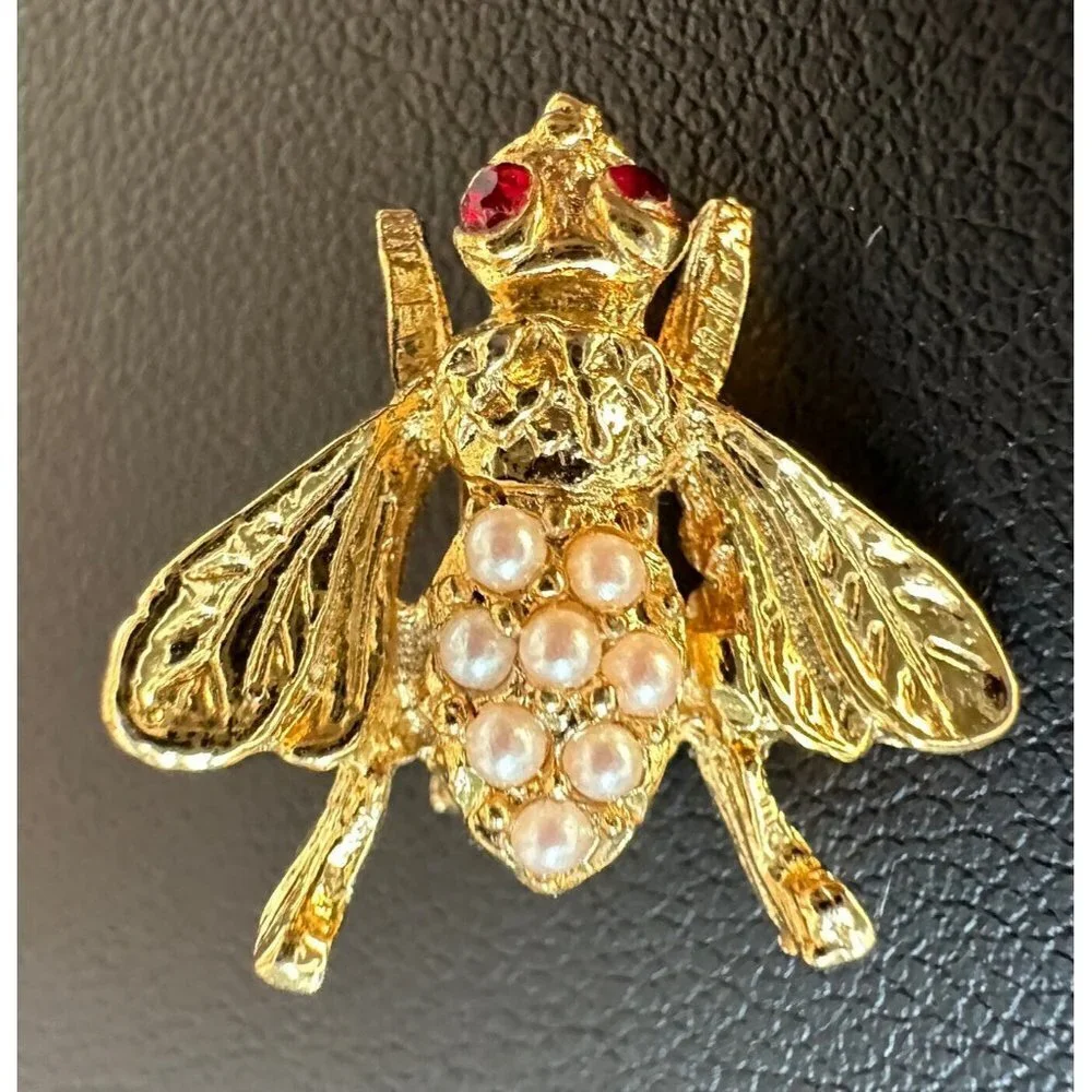 VTG Bumble Bee Pin Brooch 0.625 Inch Gold Tone Baby Pearl Red Rhinestones‎ Eyes